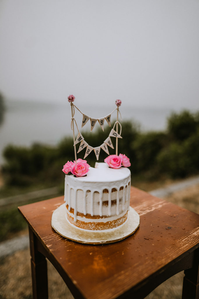 Detail shot of the wedding cake